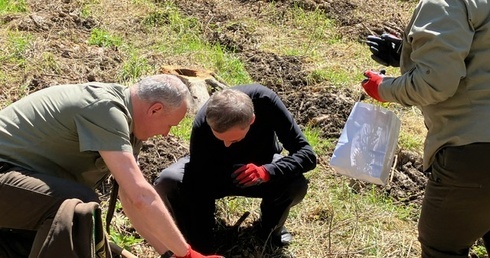 Wojbórz. Biskup wziął udział w sadzeniu drzew