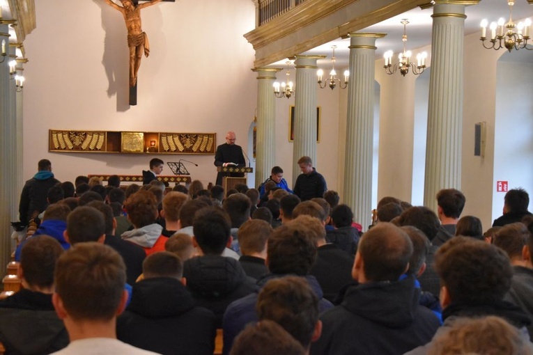 Ministranci z całej diecezji przyjechali dziś na pielgrzymkę do Paradyża