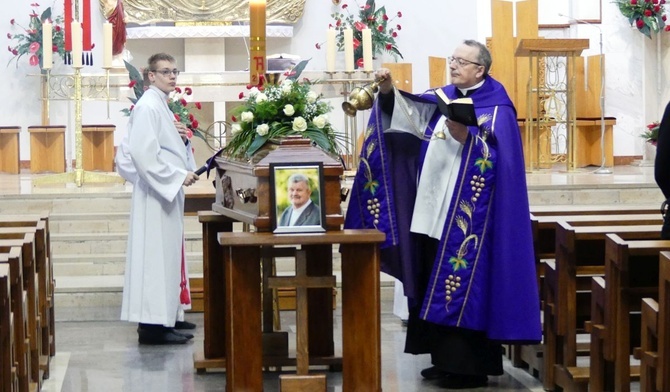 Ks. proboszcz Jan Figura podczas pożegnaia śp. ks. Władysława Penkali SMA w Andrychowie.