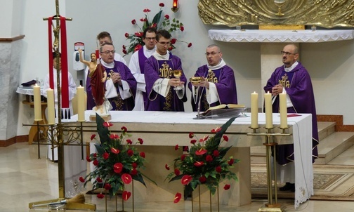 Mszy św. pogrzebowej ks. Władysława Penkali przewodniczył ks. Grzegorz Kucharski SMA.