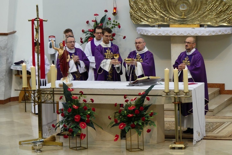 Mszy św. pogrzebowej ks. Władysława Penkali przewodniczył ks. Grzegorz Kucharski SMA.