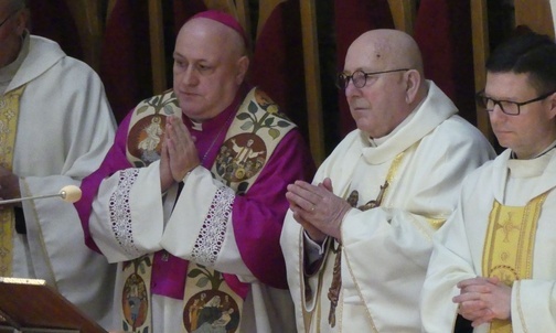 Bp Piotr Greger, który duszpasterzował na os. Karpackim, wygłosił tu homilię na uroczystości potrójnego jubileuszu.