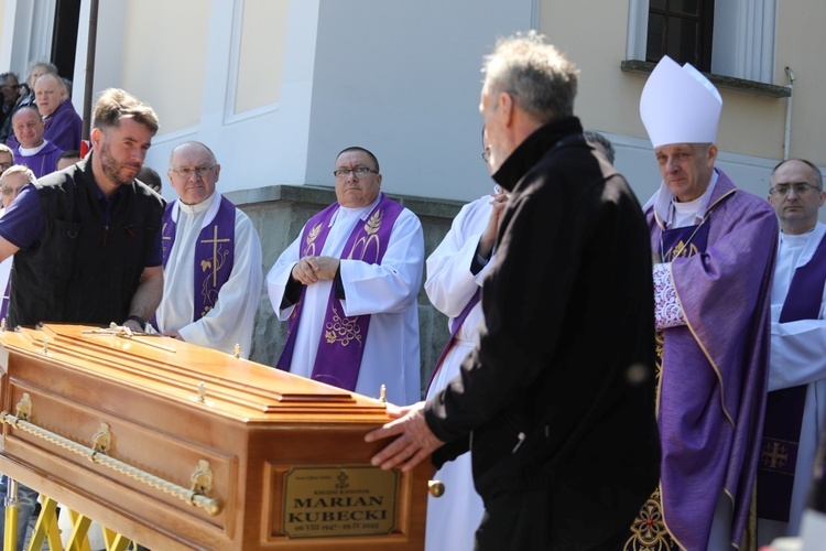 Ostatnie pożegnanie śp. ks. Mariana Kubeckiego w Dębowcu