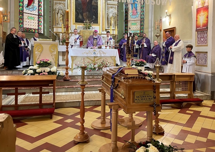 Ostatnie pożegnanie śp. ks. Mariana Kubeckiego w Dębowcu