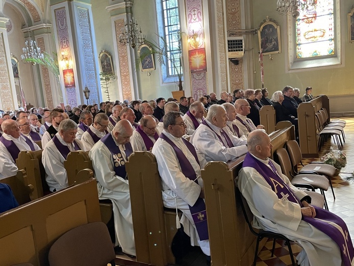 Ostatnie pożegnanie śp. ks. Mariana Kubeckiego w Dębowcu