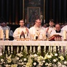 Wraz z jubilatem Mszę św. koncelebrowali bp Wiesław Szlachetka, bp Piotr Przyborek oraz kapłani diecezjalni i zakonni.