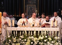 Wraz z jubilatem Mszę św. koncelebrowali bp Wiesław Szlachetka, bp Piotr Przyborek oraz kapłani diecezjalni i zakonni.
