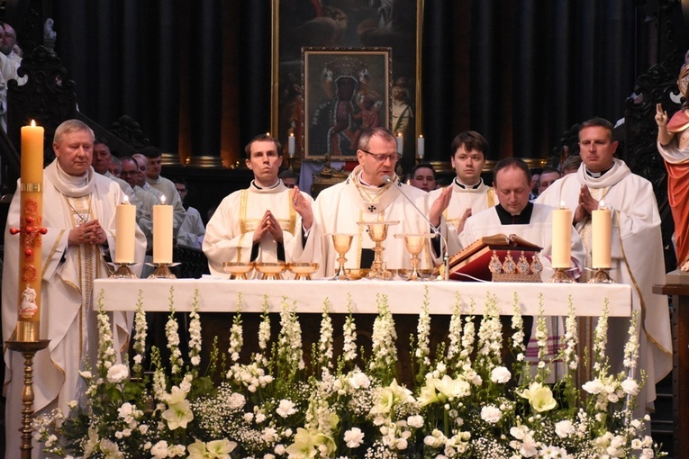 Wraz z jubilatem Mszę św. koncelebrowali bp Wiesław Szlachetka, bp Piotr Przyborek oraz kapłani diecezjalni i zakonni.