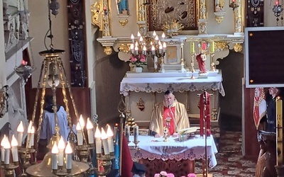 Strażacy uczestniczyli w uroczystej Eucharystii. 