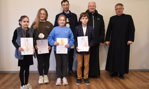 Niektórzy oyrzymali certyfikaty i muszle.