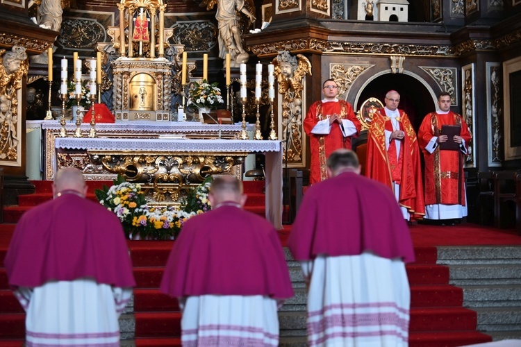 Świdnica. Odpust diecezjalny z 15. rocznicą sakry i instalacją nowych kanoników