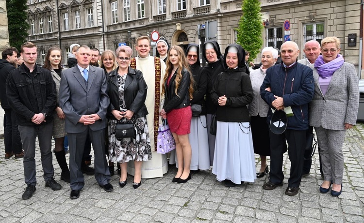 Czas na życzenia przed katedrą - diakon Piotr Talik z najbliższymi.