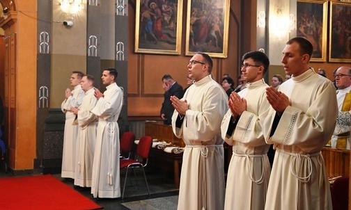 Sześciu - jeszcze - kandydatów na diakonów na początku uroczystości.