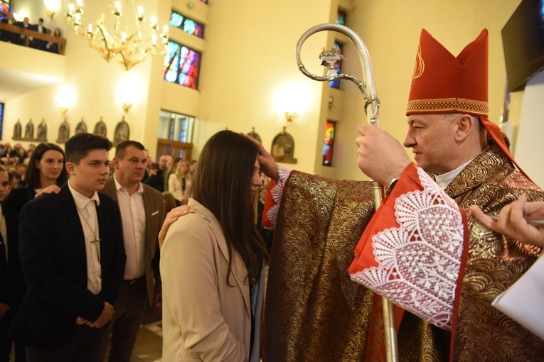 Bierzmowanie w par. Krzyża Św. i MBB w Dębicy