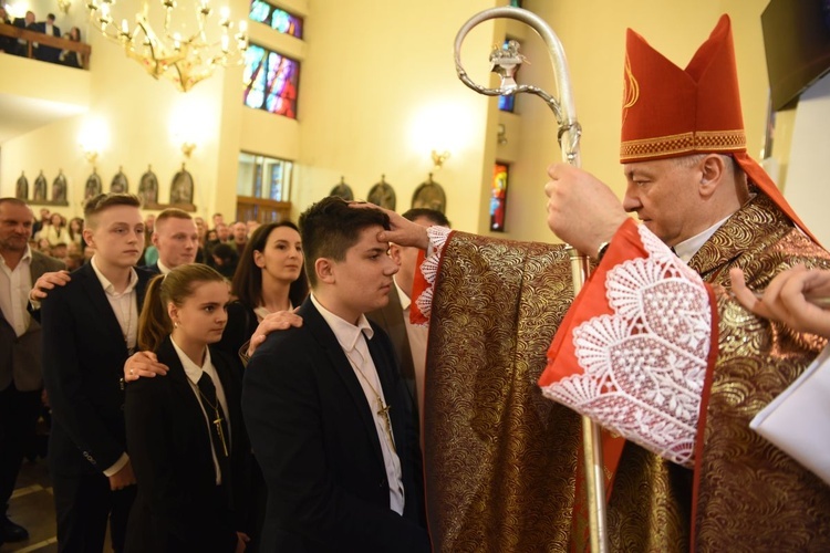 Bierzmowanie w par. Krzyża Św. i MBB w Dębicy