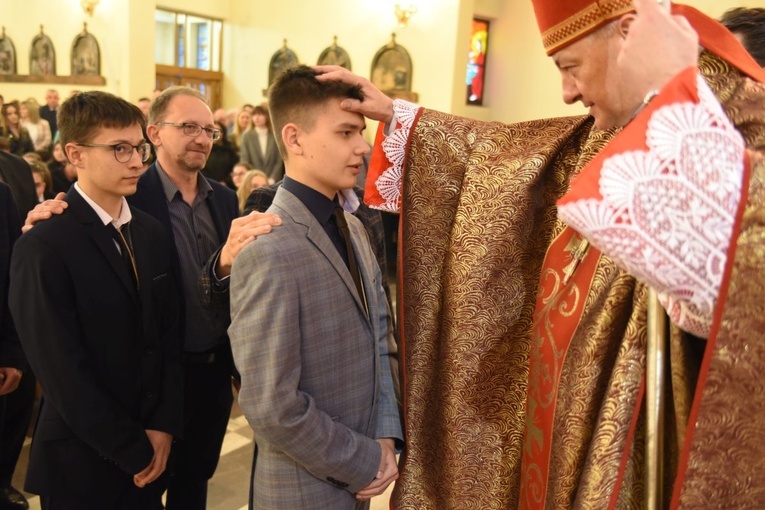 Bierzmowanie w par. Krzyża Św. i MBB w Dębicy