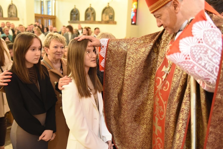 Bierzmowanie w par. Krzyża Św. i MBB w Dębicy