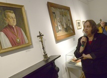 Agnieszka Zarychta-Wójcicka przy portrecie ks. Jana Wiśniewskiego.