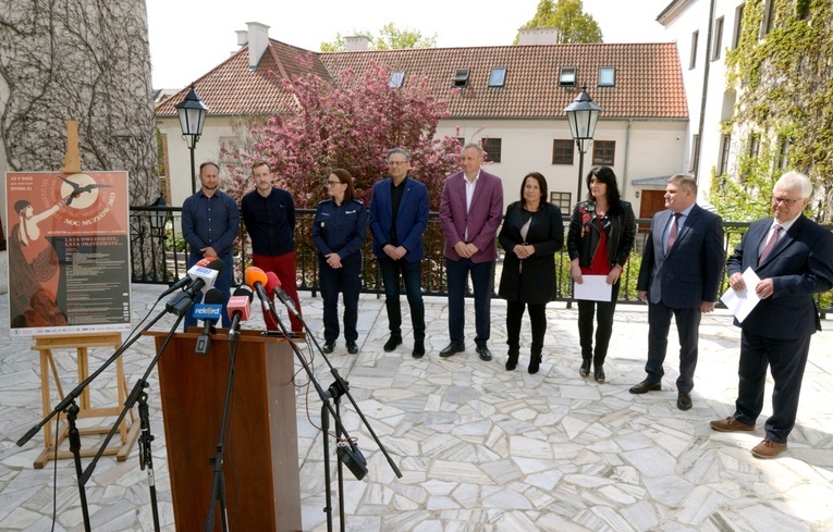 Konferencję prasową z udziałem organizatorów wydarzenia urządzono na tarasie Muzeum im. J. Malczewskiego.