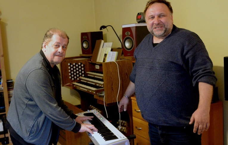 Walory przekazywanego instrumentu prezentuje ks. Andrzej Zarzycki. Z prawej ks. Krzysztof Wilk.