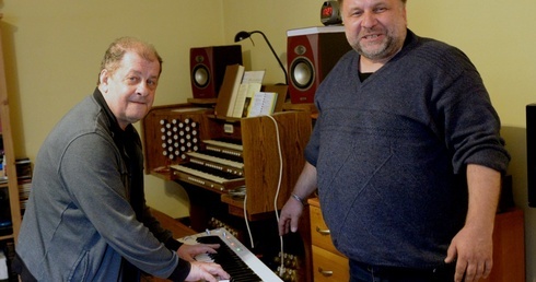 Walory przekazywanego instrumentu prezentuje ks. Andrzej Zarzycki. Z prawej ks. Krzysztof Wilk.