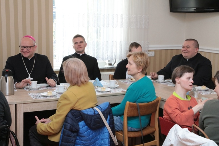 Przekazanie figury św. Józefa wspólnocie L'Arche