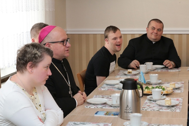 Przekazanie figury św. Józefa wspólnocie L'Arche