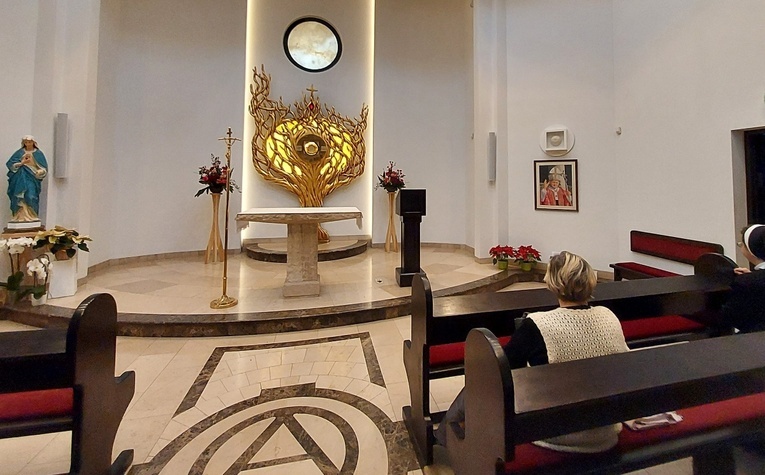 Kaplica jest otwarta w dzień i w nocy. 