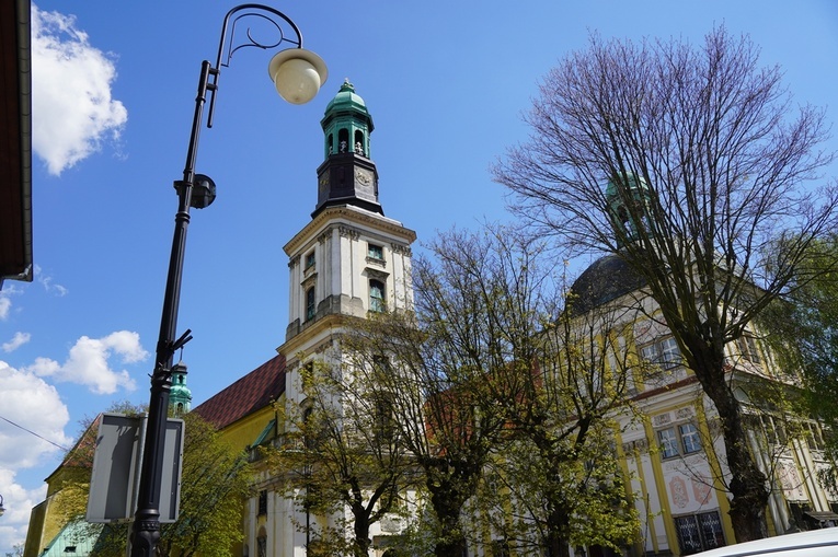 O cystersach, rekonstrukcji głów i klasztornych skarbach