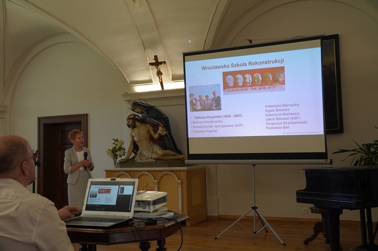 O cystersach, rekonstrukcji głów i klasztornych skarbach