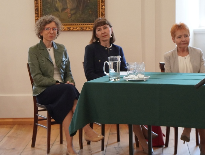 O cystersach, rekonstrukcji głów i klasztornych skarbach