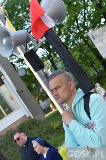 Modlitwa za Gorzów Wlkp. z różańcem w ręku