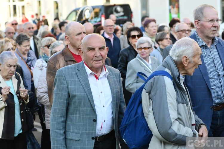 Modlitwa za Gorzów Wlkp. z różańcem w ręku