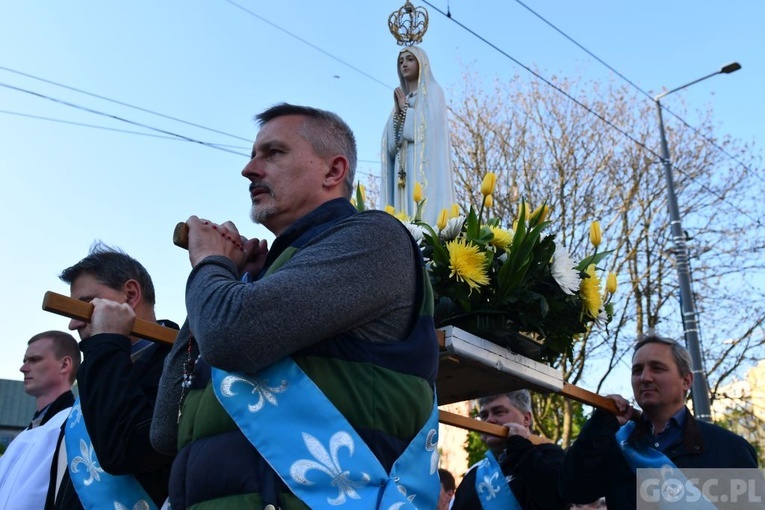 Modlitwa za Gorzów Wlkp. z różańcem w ręku
