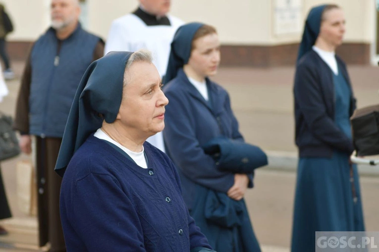 Modlitwa za Gorzów Wlkp. z różańcem w ręku