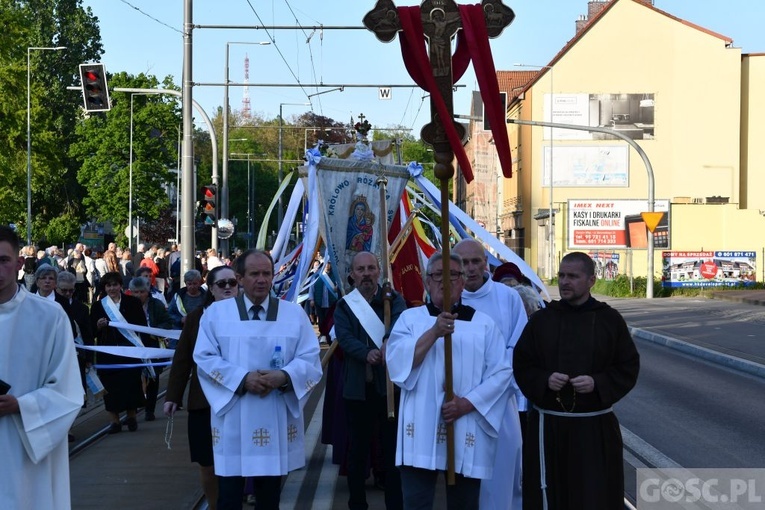 Modlitwa za Gorzów Wlkp. z różańcem w ręku