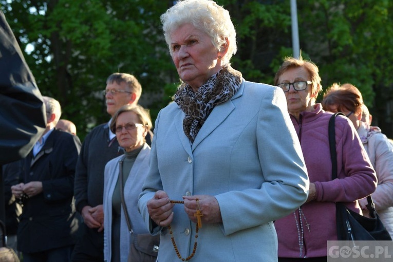 Modlitwa za Gorzów Wlkp. z różańcem w ręku