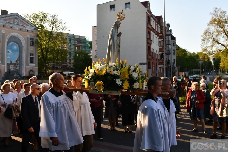 Modlitwa za Gorzów Wlkp. z różańcem w ręku