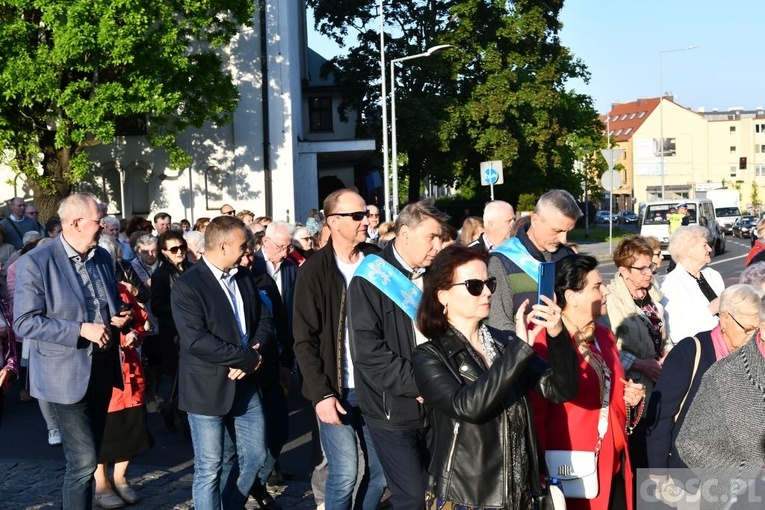 Modlitwa za Gorzów Wlkp. z różańcem w ręku