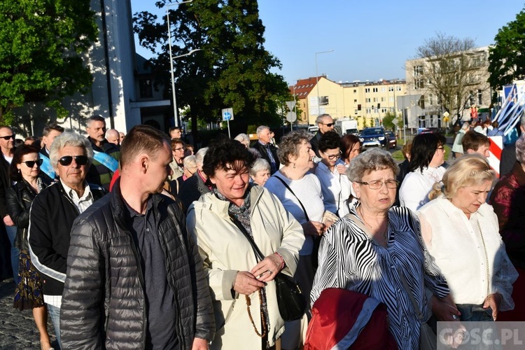 Modlitwa za Gorzów Wlkp. z różańcem w ręku