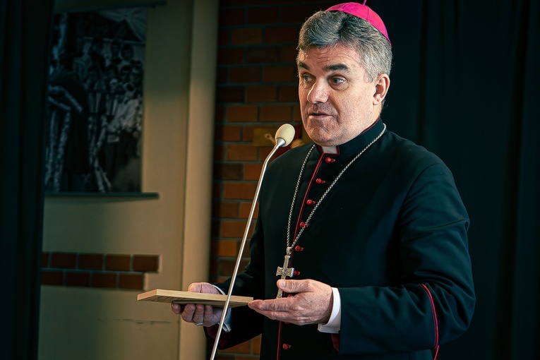 Błogosławieństwo sztandaru dla szkoły katolickiej w Słupsku