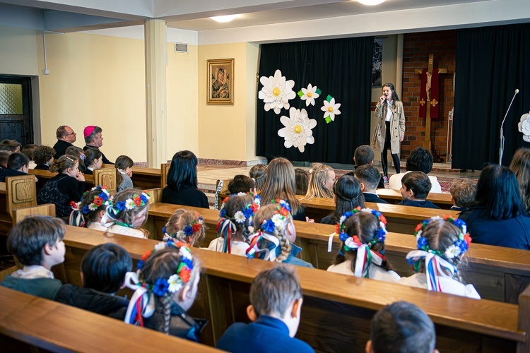 Błogosławieństwo sztandaru dla szkoły katolickiej w Słupsku