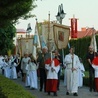 Uroczysta procesja podczas odpustu w parafii Matki Bożej Fatimskiej.