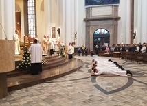 Katowice. 8 diakonów Wyższego Śląskiego Seminarium Duchownego przyjęło święcenia prezbiteratu [ZDJĘCIA]
