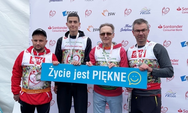 Drużyna "Gościa Niedzielnego" tuż po biegu. Pierwszy z lewej: ks. Adam Bilski; pierwszy z prawej: Piotr Sudoł, przedstawiciel redakcji.