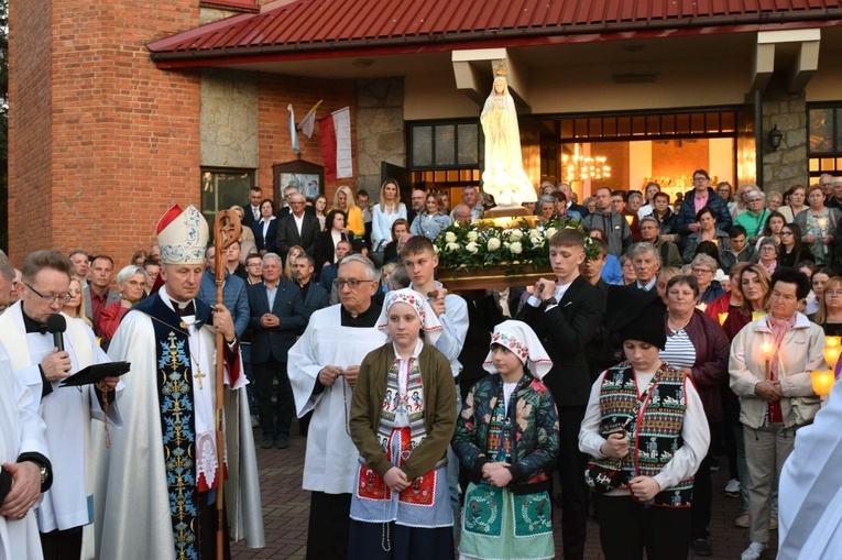 Procesja ulicami rozpoczęła się po Mszy św. sprawowanej w parafialnym kościele.