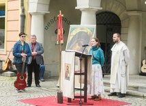 Członkowie wspólnot neokatechumenalnych dzielili się swoim doświadczeniem żywej relacji z Chrystusem.