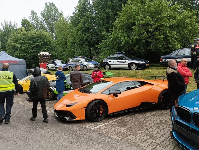 Siemianowice Śląskie. Start rajdu "Ja jade - Ty pomagasz"