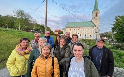 Część parafian, którzy zobowiązali się do modlitwy wstawienniczej za bierzmowaną młodzież.