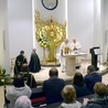 Wystrój wnętrza kaplicy został dopełniony obrazami św. Jana Pawła II i Matki Bożej.